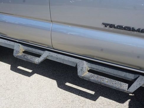 Used 2018 Toyota Tacoma SR5 RWD image 16