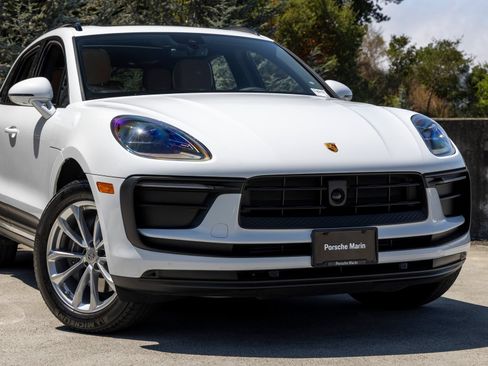 Certified 2026 Porsche Macan AWD/4WD image 9