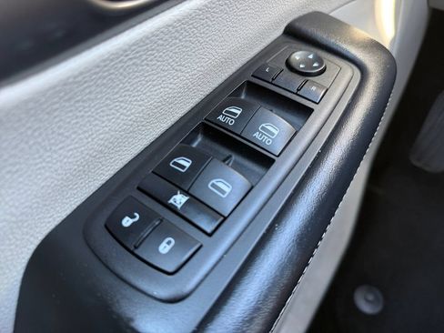 Used 2023 Chrysler Pacifica Touring-L FWD image 26