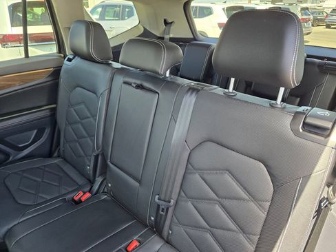 Used 2024 Volkswagen Atlas SE AWD/4WD image 17