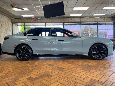Used 2023 BMW i7 xDrive60 AWD/4WD image 7