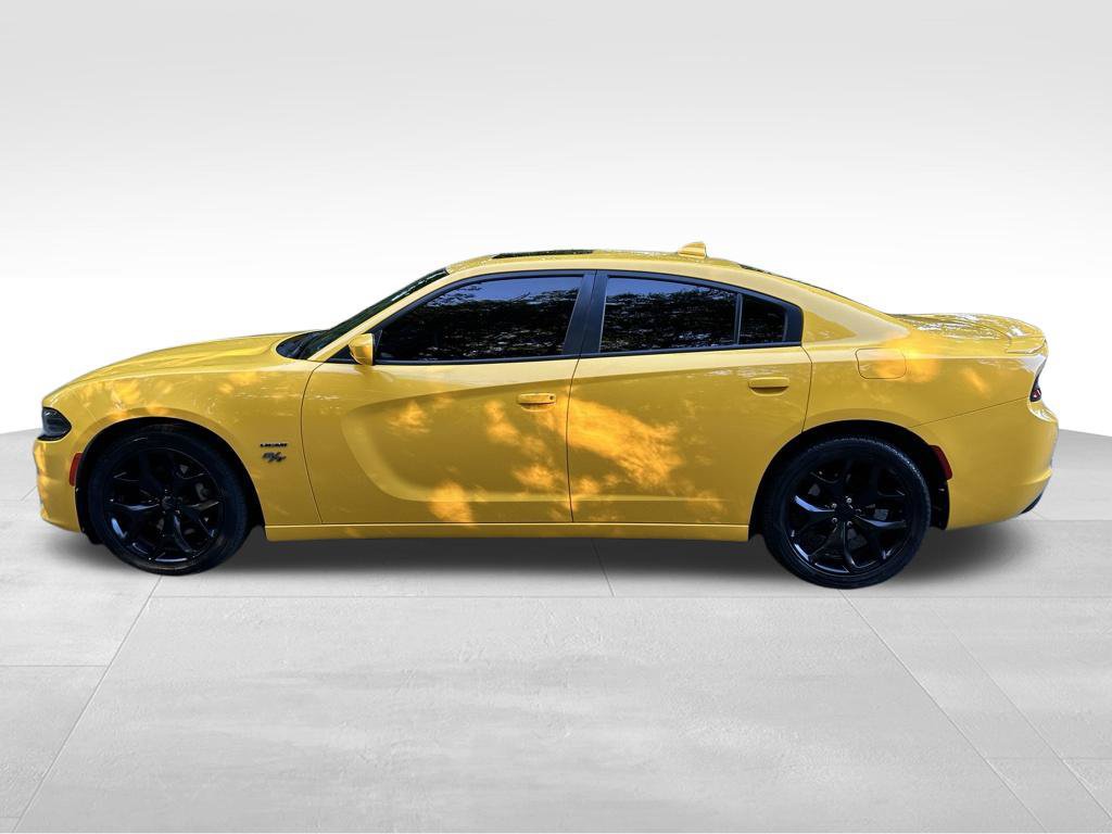 Used 2017 Dodge Charger R/T w/ Plus Group RWD image 2