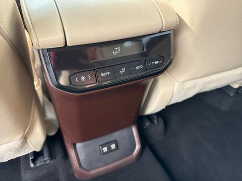 Used 2020 Toyota Highlander XLE AWD/4WD image 17