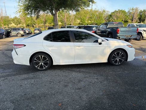 Used 2018 Toyota Camry SE w/ Moonroof Package image 6