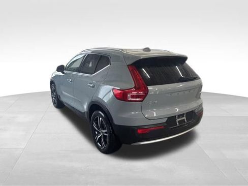 Used 2025 Volvo XC40 B5 Core AWD/4WD image 2