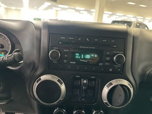 Used 2014 Jeep Wrangler Unlimited Sahara w/ Connectivity Group AWD/4WD image 14