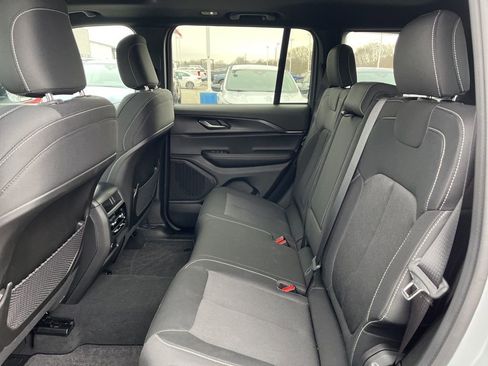 Used 2025 Jeep Grand Cherokee Laredo X image 16