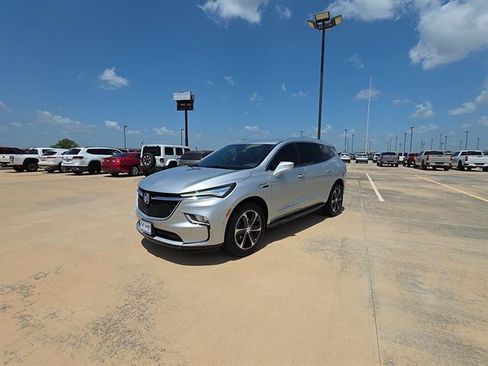 Used 2022 Buick Enclave Essence w/ Sport Touring Edition FWD image 2