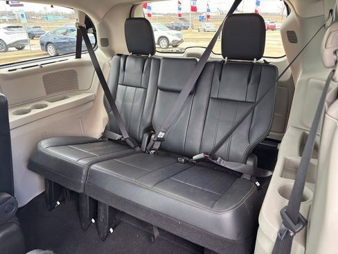Used 2015 Chrysler Town & Country Touring-L w/ Driver Convenience Group image 13