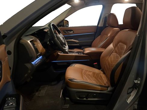 Used 2024 Nissan Pathfinder Platinum w/ Cargo Package image 9