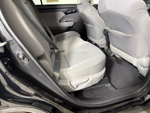 Used 2022 Toyota Highlander LE FWD image 15