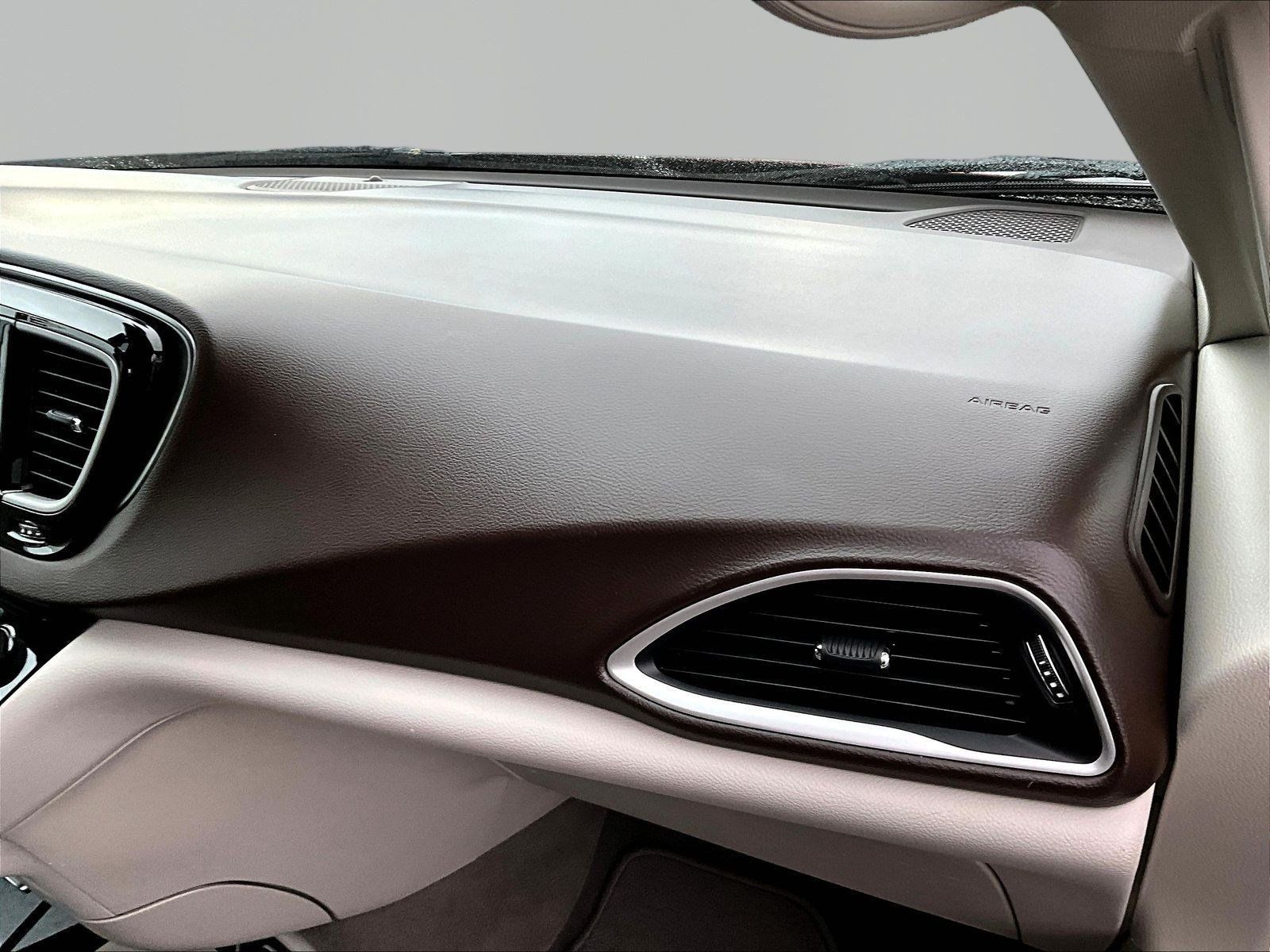Used 2019 Chrysler Pacifica Touring Plus w/ Advanced Safetytec Group FWD image 26