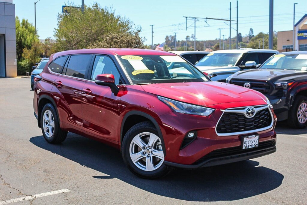 Used 2025 Toyota Highlander LE FWD image 1