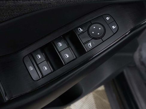 Used 2023 Nissan Rogue S AWD/4WD image 32