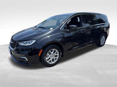 Used 2025 Chrysler Pacifica Select