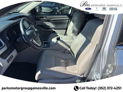 Used 2017 Toyota Highlander Limited image 11