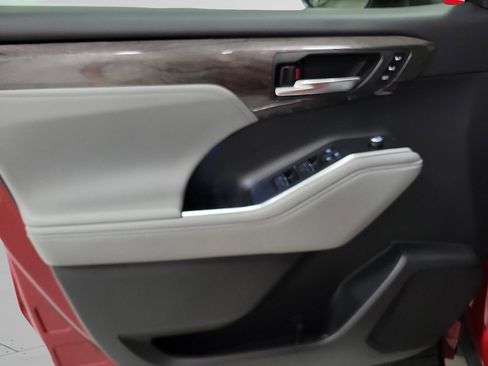 Used 2022 Toyota Highlander Limited image 13