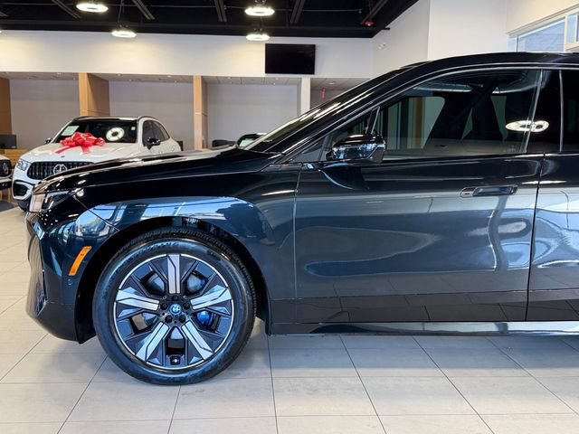 Used 2024 BMW iX xDrive50 w/ Premium Package AWD/4WD image 12