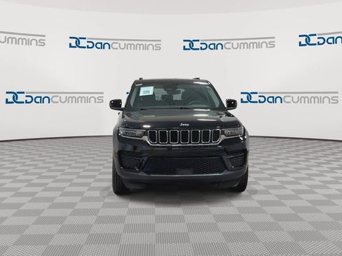 Used 2023 Jeep Grand Cherokee Laredo AWD/4WD image 4