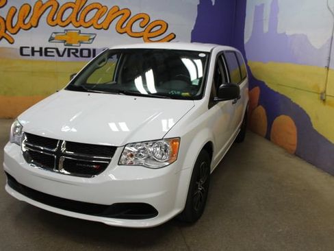 Used 2019 Dodge Grand Caravan SE w/ Rear Park Assist Package FWD image 4