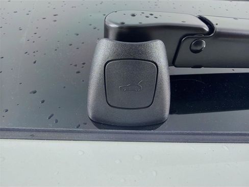 Certified 2025 Porsche Macan AWD/4WD image 25