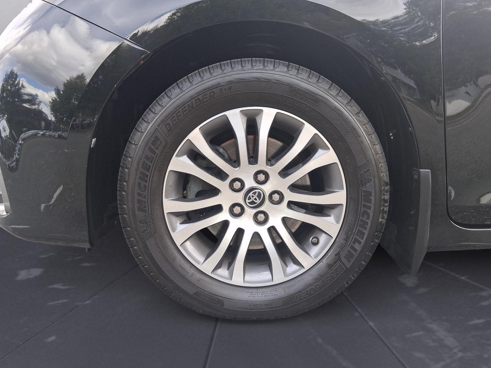 Used 2020 Toyota Sienna XLE w/ XLE Navigation Package FWD image 14