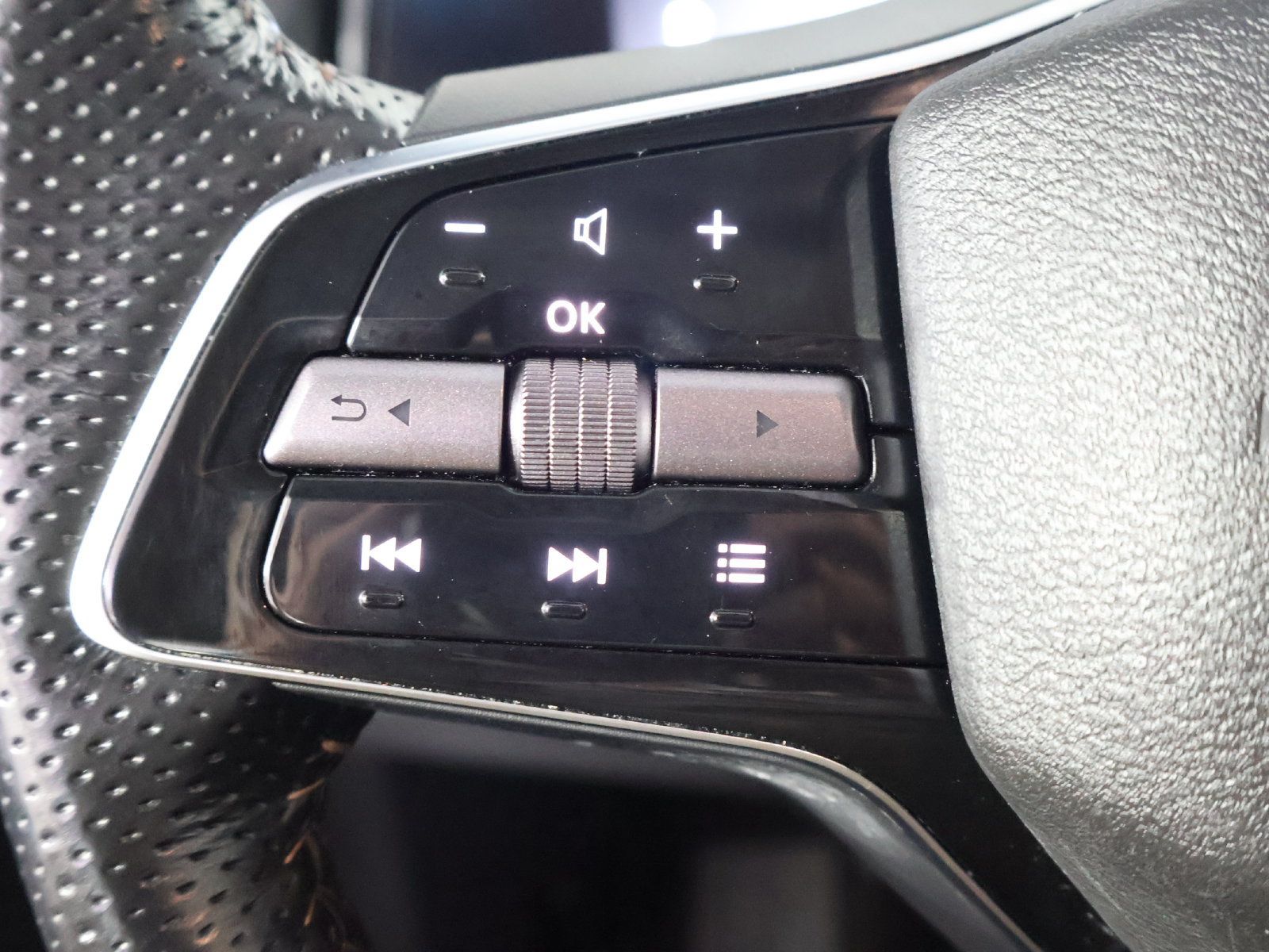 Used 2023 Nissan Ariya AWD image 33