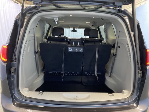 Certified 2020 Chrysler Pacifica Touring-L image 36