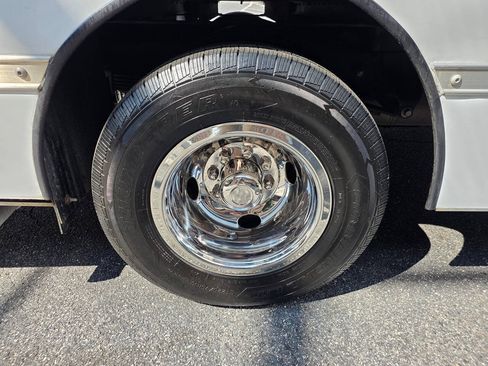 Used 2022 Ford E-450 and Econoline 450 Super Duty RWD image 22