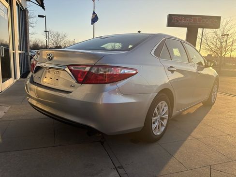 Used 2015 Toyota Camry LE image 8