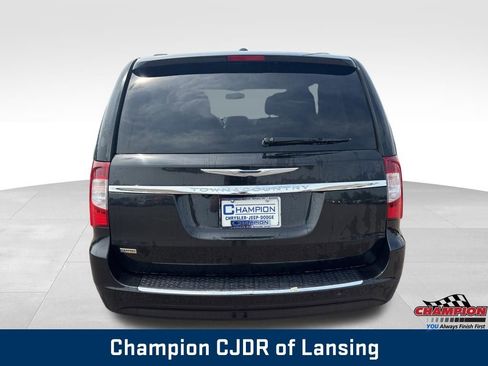 Used 2014 Chrysler Town & Country Touring FWD image 7