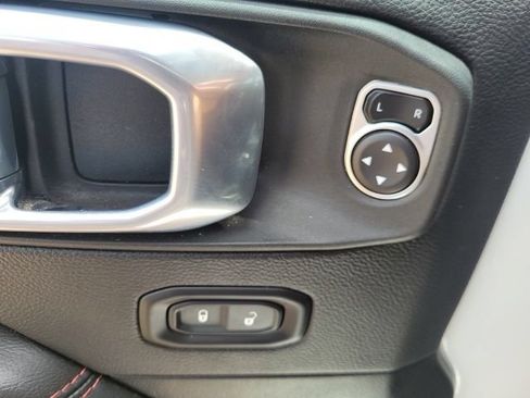 Used 2022 Jeep Wrangler Unlimited Rubicon w/ Cold Weather Group AWD/4WD image 11