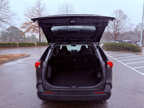 Used 2021 Toyota RAV4 LE image 9