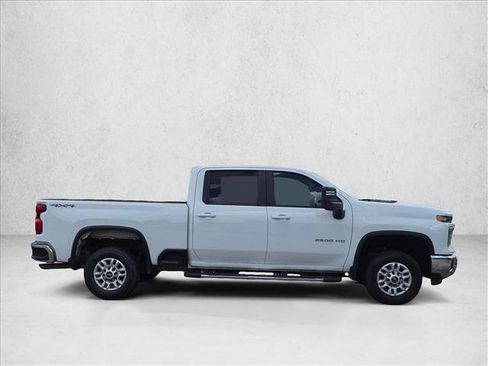 Used 2025 Chevrolet Silverado 2500 LT w/ Convenience Package AWD/4WD image 4