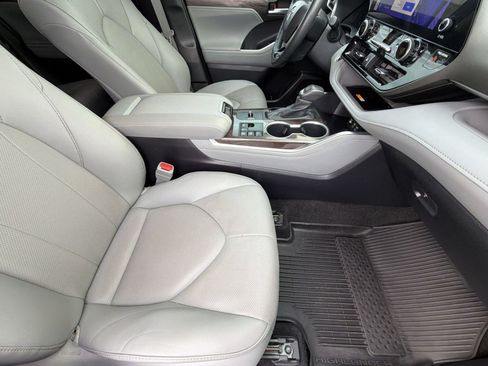 Certified 2024 Toyota Highlander Limited FWD image 25