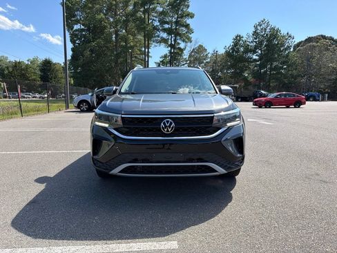 Used 2023 Volkswagen Taos SE w/ Black Wheel Package FWD image 3