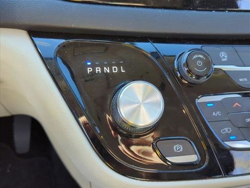 Used 2019 Chrysler Pacifica Touring-L image 16