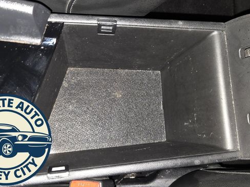 Used 2023 Hyundai Elantra Limited w/ Preferred Accessory Package image 18