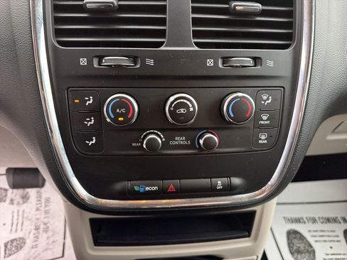 Used 2018 Dodge Grand Caravan SE FWD image 19
