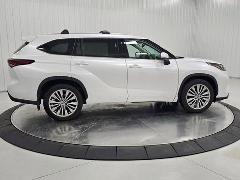 Used 2024 Toyota Highlander Platinum AWD/4WD image 6