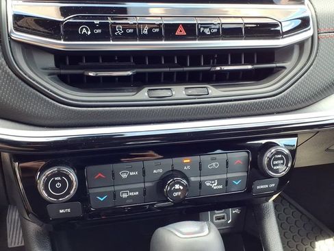 Used 2025 Jeep Compass Trailhawk w/ Trailhawk Elite Group AWD/4WD image 27