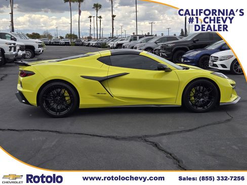 Used 2023 Chevrolet Corvette Z06 w/ Stealth Interior Trim Package RWD image 8