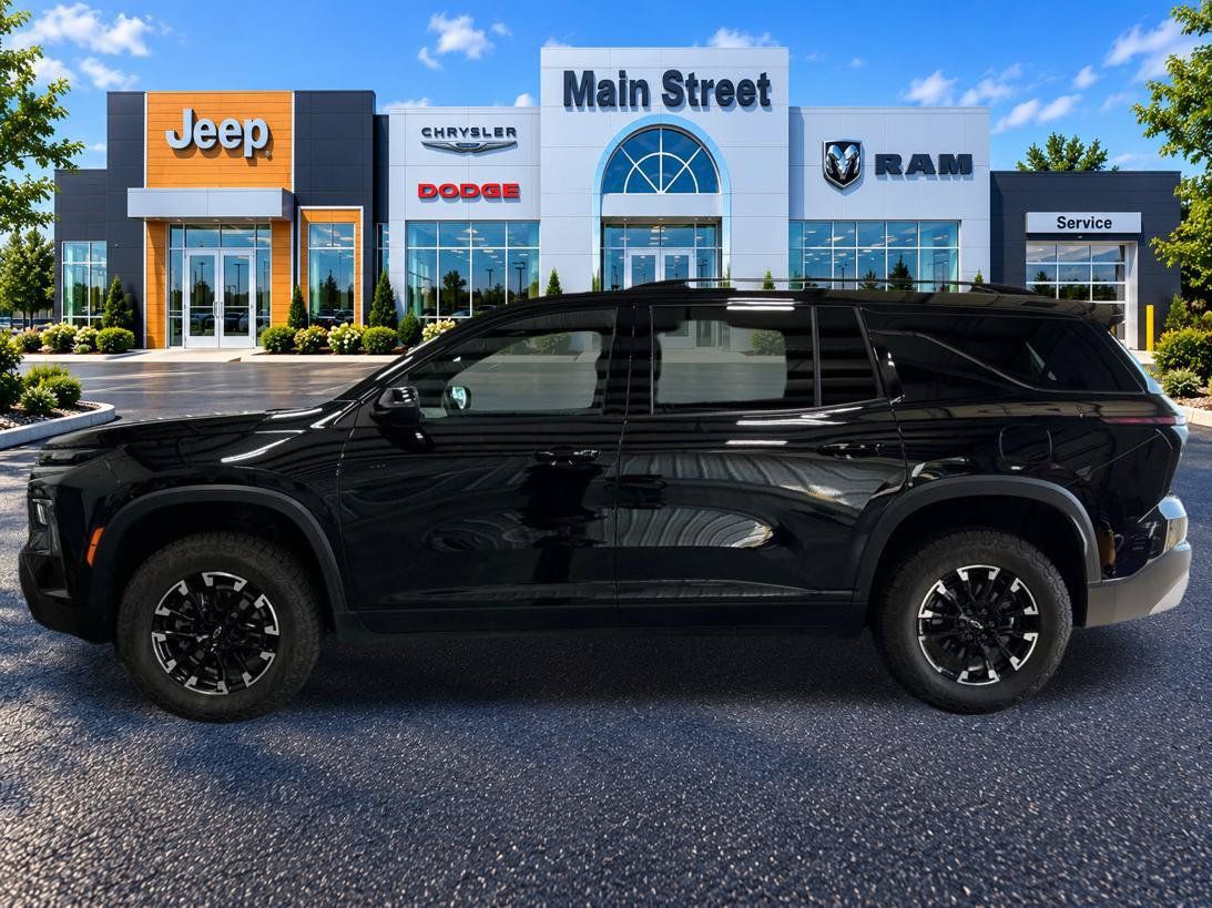Used 2025 Chevrolet Traverse Z71 AWD/4WD image 2