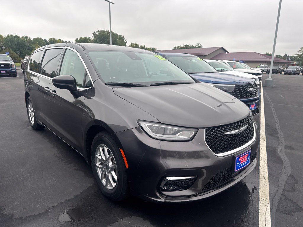 Used 2023 Chrysler Pacifica Touring-L FWD image 2