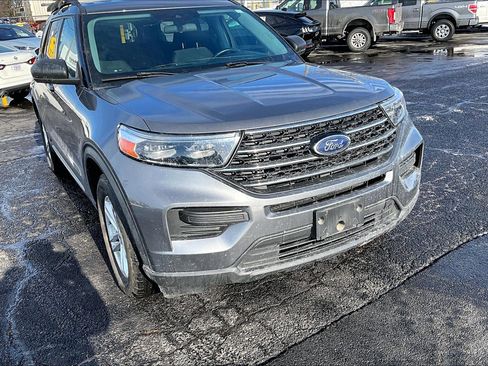 Used 2021 Ford Explorer XLT image 3