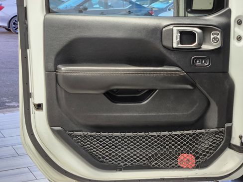 Used 2018 Jeep Wrangler Unlimited Sahara image 10