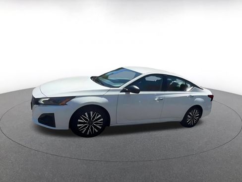 Used 2025 Nissan Altima 2.5 SV FWD image 8
