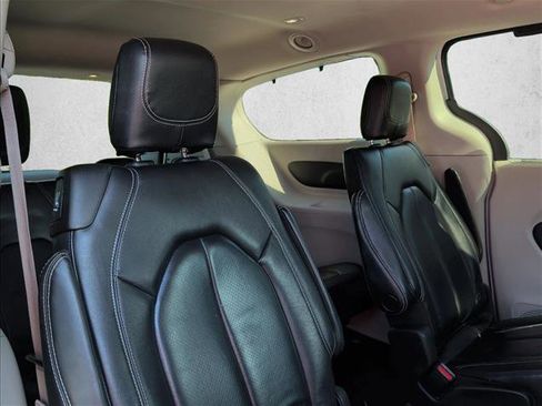 Used 2022 Chrysler Pacifica Touring-L FWD image 22