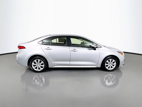Used 2021 Toyota Corolla LE FWD image 3