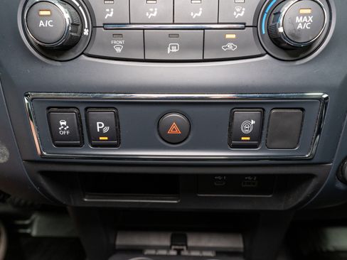 Used 2022 Nissan Titan SV RWD image 21